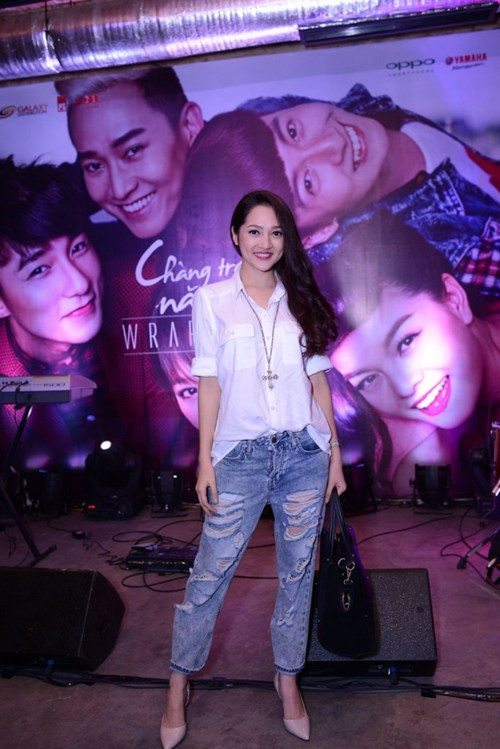 Bảo Anh đến chúc mừng đoàn làm phim. Nữ ca sĩ cá tính trong trang phục sơ mi kết hợp quần jean rách.