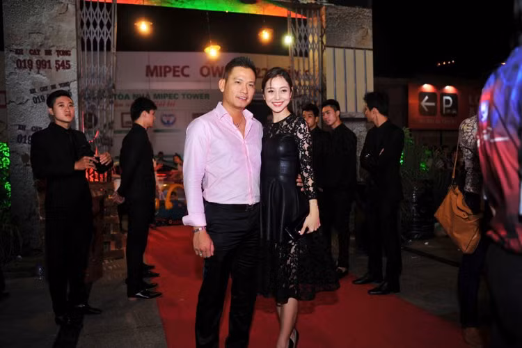 Jennifer Phạm xuất hiện cùng chồng trên thảm đỏ. Cô diện chiếc váy đen gợi cảm, kín đáo.