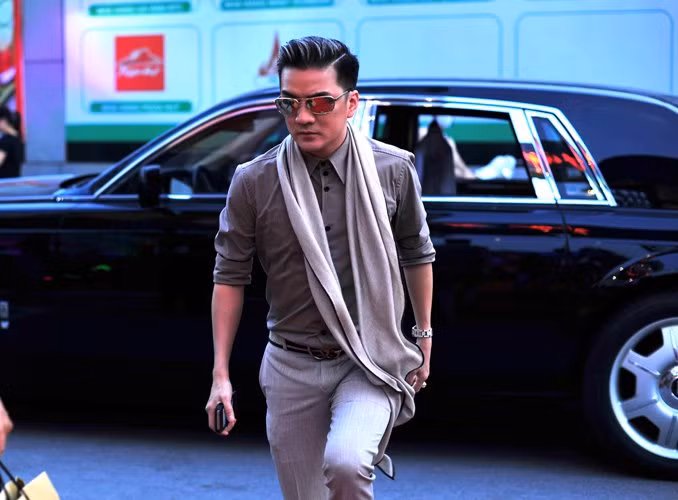 Đàm Vĩnh Hưng đến khá sớm để lo lắng cho buổi ra mắt "Hiệp sĩ mù" tại Hà Nội.