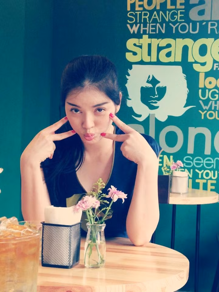 Gần đây nhất, hình ảnh Lý Nhã Kỳ ăn vận giản dị, không trang điểm, tạo dáng "độc" trong quán cafe được chia sẻ trên facebook khiến nhiều fan của cô nàng cảm thấy thích thú.