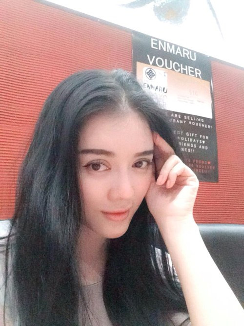 Cô vẫn tham dự các show diễn thời trang, gặp gỡ các ngôi sao nhưng chủ yếu để phục vụ cho công việc kinh doanh.