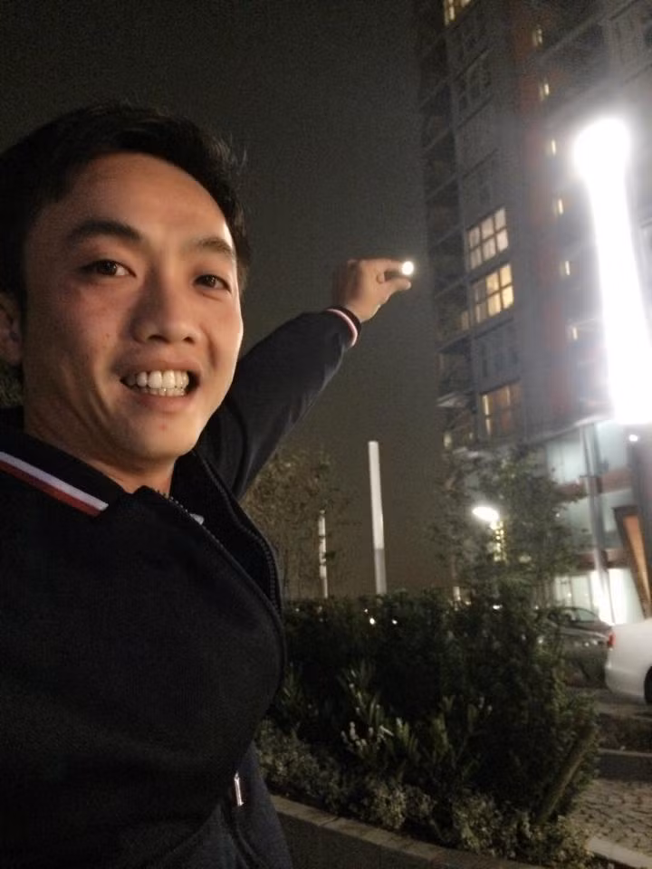 Chàng doanh nhân không chỉ lãng mạn với bà xã mà còn là một ông bố tuyệt vời. Anh ghi điểm khi thay vợ chăm chút Subeo mỗi khi Hồ Ngọc Hà bận rộn.