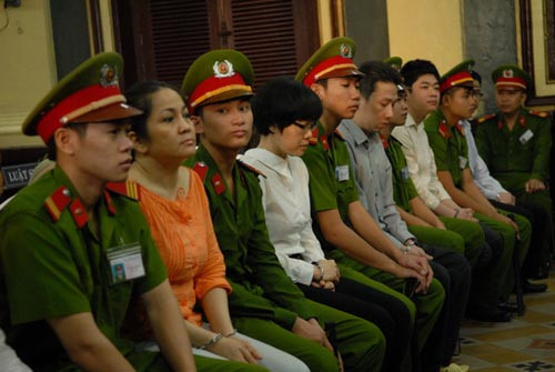 Huyen Nhu dinh bo tron sang My voi so tien khung-Hinh-2