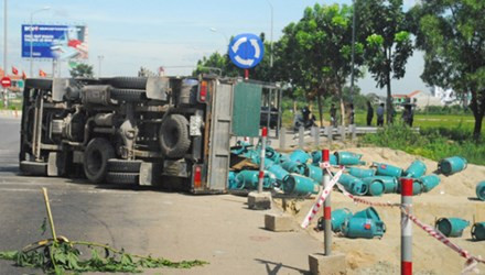 Do quá tải trọng, chiếc xe khi qua đoạn đường này đã bị lật nghiêng.