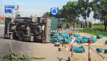 Do quá tải trọng, chiếc xe khi qua đoạn đường này đã bị lật nghiêng.