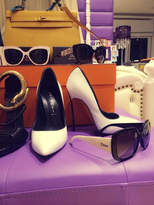 Cùng với những tiếc túi đắt đỏ này, ngôi sao này cũng "rước" thêm 4 đôi giầy hàng hiệu với giá gần 100 triệu.