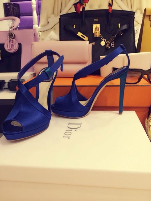 Việc liên tục khoe hàng hiệu đắt tiền của Ngọc Trinh khiến fan không khỏi bàn tán. Trước đó, nhiều ý kiến còn cho rằng Ngọc Trinh sử dụng hàng fake.