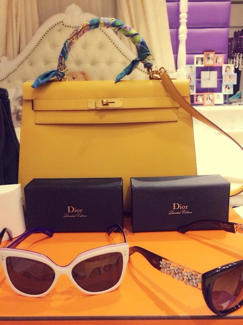 Túi Hermes Kelly giá 200 triệu đồng. Trước đó, người đẹp này cũng đã tậu cho mình cả bộ sưu tập 10 chiếc túi hiệu Hermes với giá cực khủng lên tới hàng chục tỷ cùng vài cặp kính Dior.