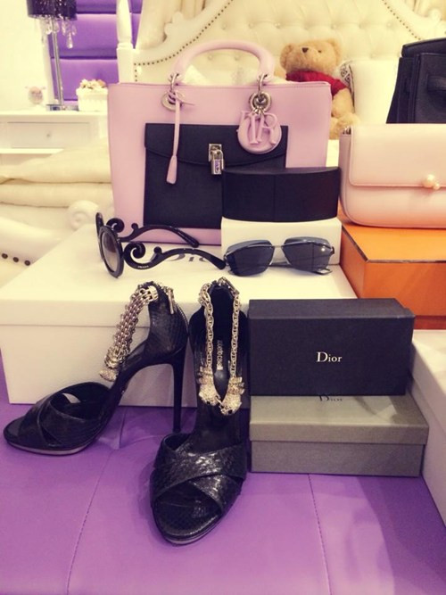 Túi Dior hồng mới toanh của Ngọc Trinh có giá khoảng 120 triệu.