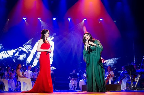 Phạm Thu Hà song ca cùng Thanh Lam (Ảnh: Lê Chí Linh).