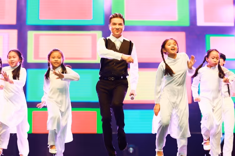 Đàm Vĩnh Hưng cùng nhóm vũ công nhí ABC kids.