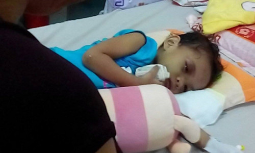 Bé Ngân nằm thiêm thiếp vì quá mệt sau những cơn ác mộng.