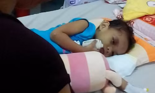 Bé Ngân nằm thiêm thiếp vì quá mệt sau những cơn ác mộng.