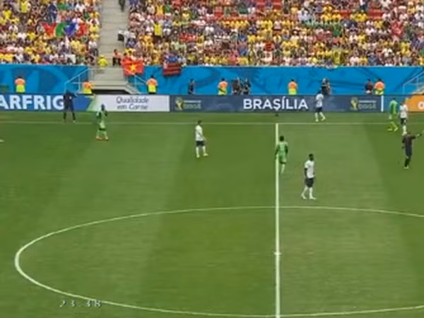 Cờ Việt Nam tung bay trên khán đài, sát sân bóng.