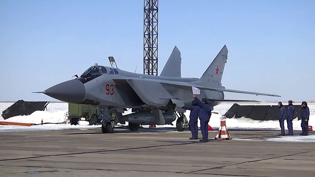 Ngoài MiG-31I mới nhất còn có sự hiện diện của tiêm kích Su-30 và Su-27 đồn trú tại sân bay này, chúng thường xuyên cất cánh ngăn chặn máy bay trinh sát của NATO áp sát bán đảo Crimea. Theo National Interest.