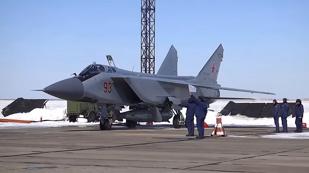 Ngoài MiG-31I mới nhất còn có sự hiện diện của tiêm kích Su-30 và Su-27 đồn trú tại sân bay này, chúng thường xuyên cất cánh ngăn chặn máy bay trinh sát của NATO áp sát bán đảo Crimea. Theo National Interest.