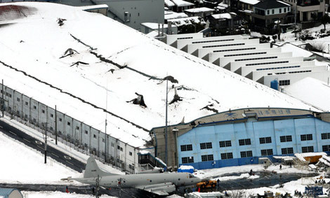 Toàn cảnh nhà xưởng với mặt nước bị nghiêng, một phần trần nhà sập.