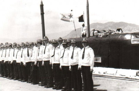 Một chiếc tàu ngầm Project 675 cùng loại với K-10 tại quân cảng Cam Ranh, Việt Nam.