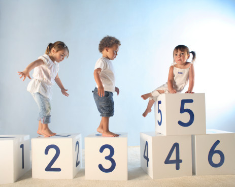 Để tính số năm cá nhân, ta lấy ngày sinh và tháng sinh của mình đặt vào năm hiện tại rồi cộng các số với nhau và quy giản. Ví dụ bói cho năm 2014 cho người sinh ngày 10/6 thì lấy 1+0+6+ 2+0+1+4= 14. Ta tiếp tục quy giản: 1+4=5. Vậy con số của người sinh ngày 10/6 trong năm 2014 sẽ là số 5. Sau đây là ý nghĩa của các số năm cá nhân theo sách “Con số tính cách và bí ẩn con số trong cuộc đời bạn”.