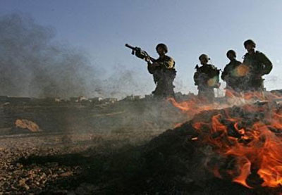 6. Những vụ nổ ở Trung Đông: Nostradamus nói rằng những chiếc máy bay sẽ rơi từ trên trời xuống. Thực tế, Trung Đông đang xảy ra tình trạng bất ổn mạnh mẽ ở hơn 10 quốc gia như: Libya, Syria, Ai Cập, Somalia…