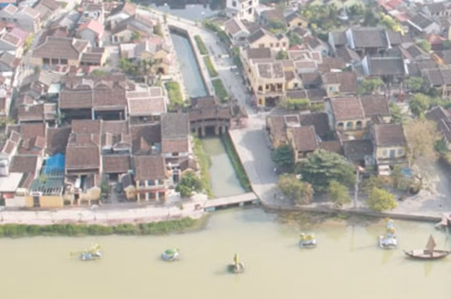 Tương truyền việc xây dựng Chùa Cầu là để chế ngự con thuỷ quái.