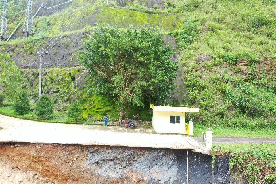 Sạt lở tại Khu vực cổng vào nhà máy Nhà máy Thủy điện Đắk R’tih.