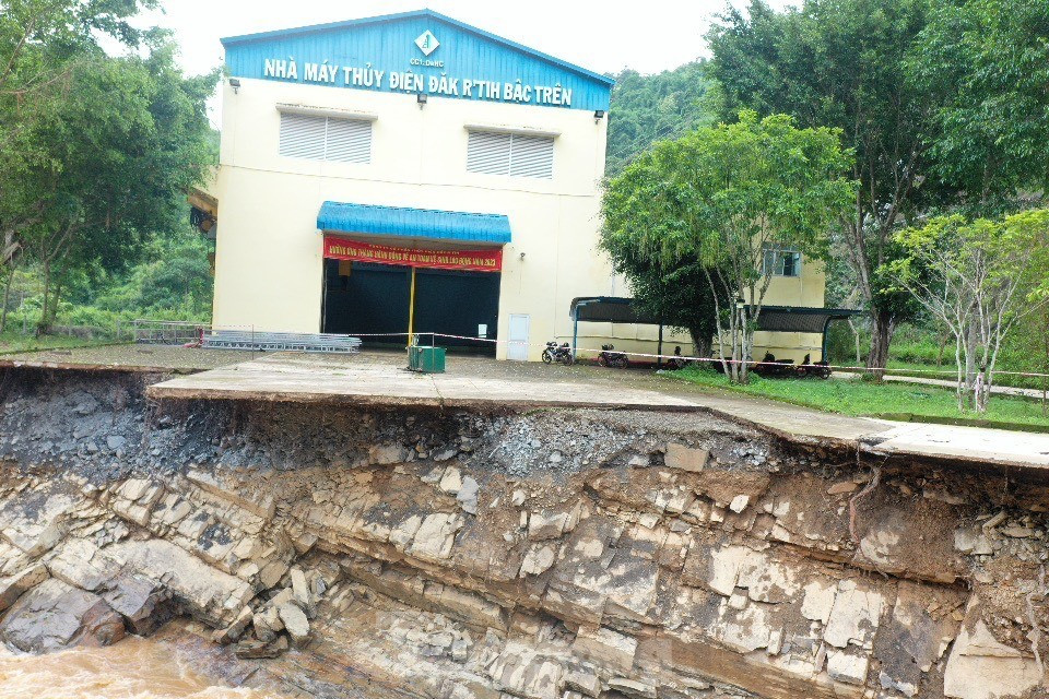Ông Võ Công Tuấn, Phó Giám đốc Sở Công Thương Đắk Nông cho biết, một đoạn dài khuôn viên (khoảng 300m2) từ cổng đến phía trước Nhà máy Thủy điện Đắk R'tih bậc trên đã bị xói sâu vào bên trong. "Sau khi kiểm tra hiện trường, đơn vị đã yêu cầu Nhà máy Thủy điện Đắk Nông 2 cắt điện, tạm ngừng hoạt động. Riêng Nhà máy Thủy điện Đắk R’tih bậc trên vẫn có thể hoạt động bình thường. Những ngày tới, nếu thời tiết thuận lợi, nước rút, Cty Cổ phần Thủy điện Đắk R’tih sẽ khắc phục sạt lở", ông Tuấn cho biết thêm.