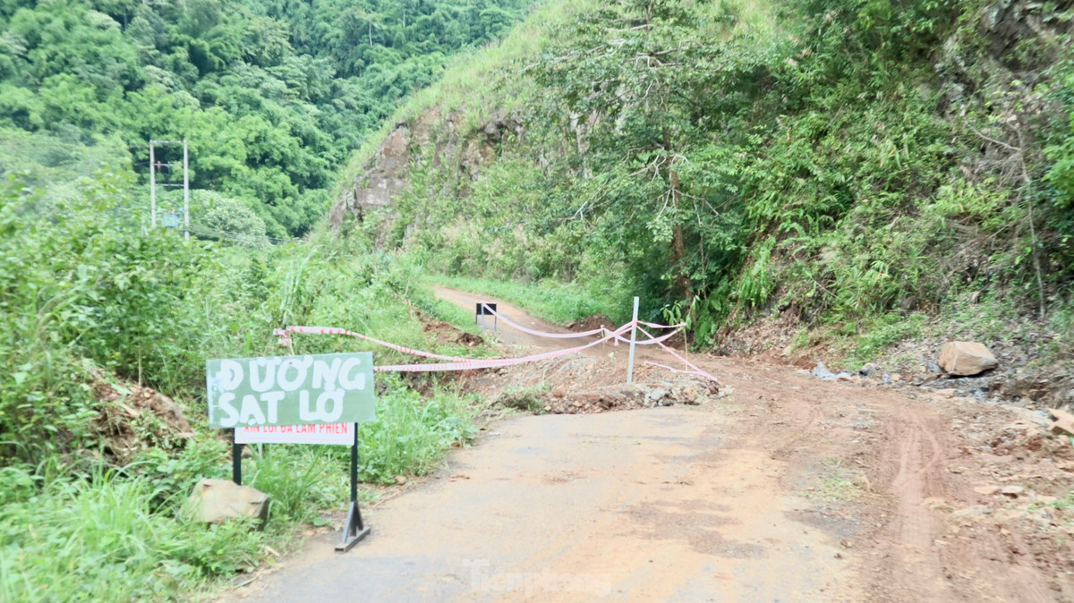 Con đường vào hai nhà máy thủy điện cũng bị ảnh hưởng bởi nước lũ, trong đó, một đoạn đường nhựa dài khoảng 10m cạnh bờ suối bị nứt toác, nguy cơ cao bị sạt lở xuống suối.
