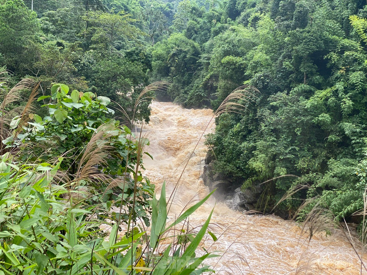 Hiện nay, dòng nước xiết, chảy mạnh qua khu vực 2 nhà máy thủy điện
