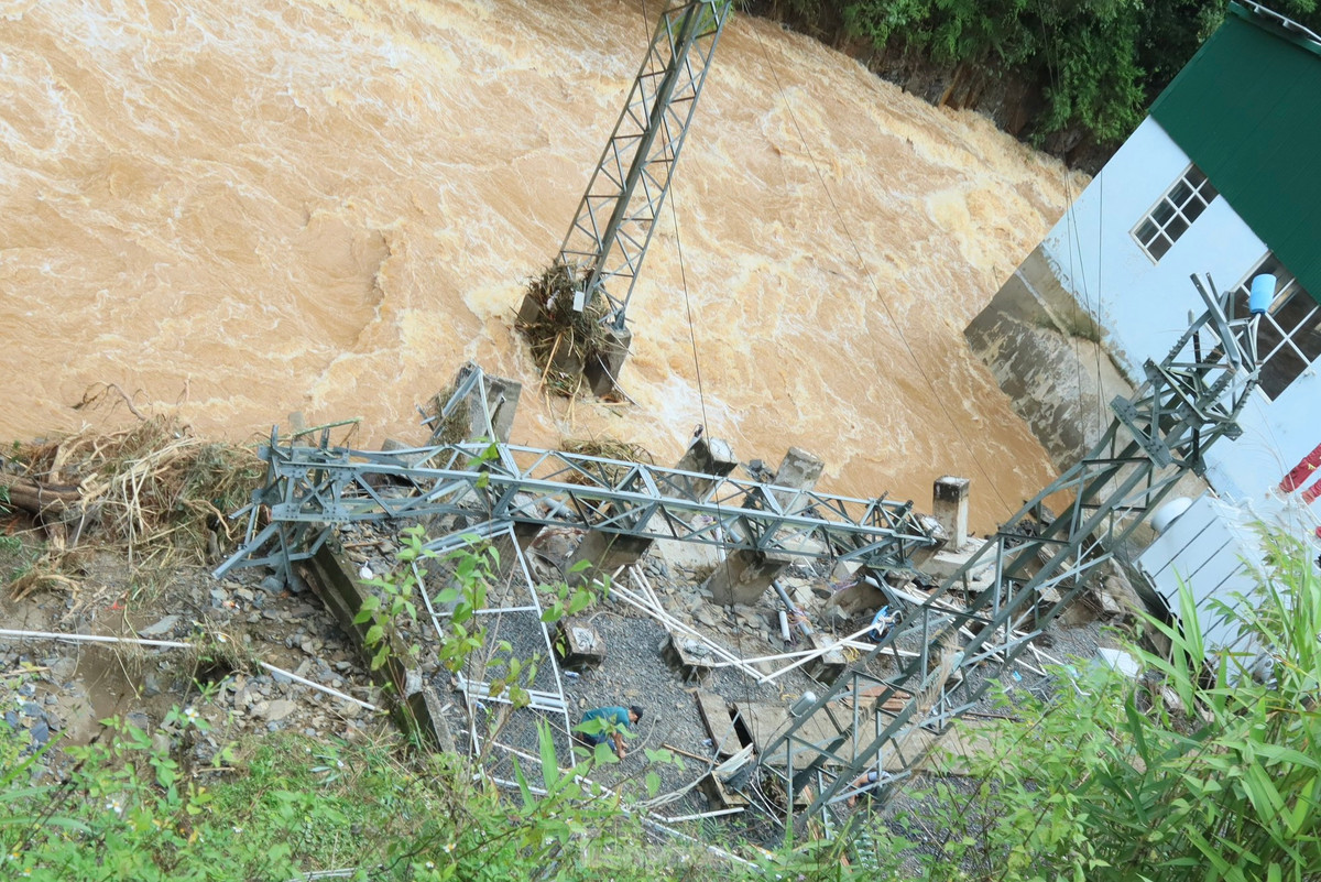 Một số đế chân trụ điện bị xô gãy đổ