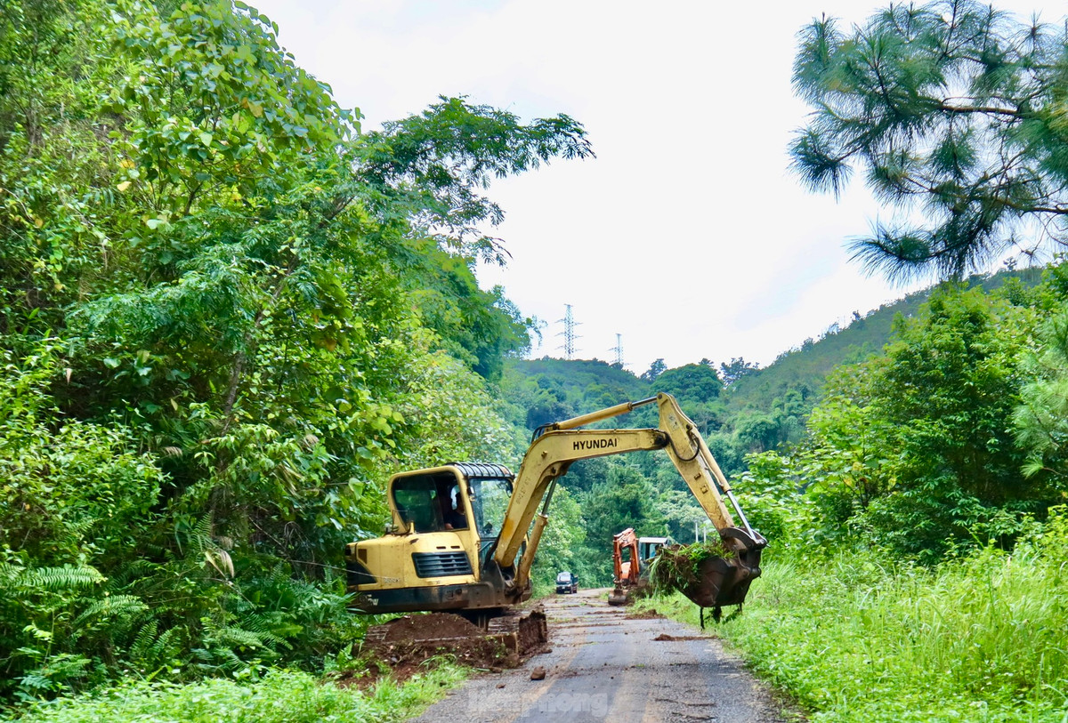 Máy xúc của 2 nhà máy Thủy điện đang tiến hành múc mương nước