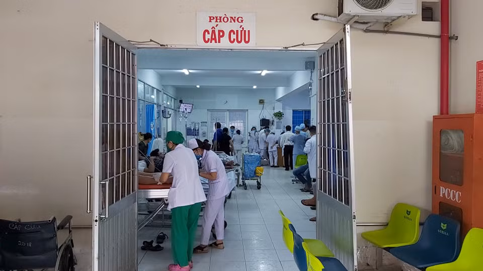 Gần 100 người ngộ độc sau tiệc gala dinner của công ty thuốc trừ sâu - Hình 2 Gan 100 nguoi ngo doc sau tiec gala dinner cua cong ty thuoc tru sau-Hinh-2