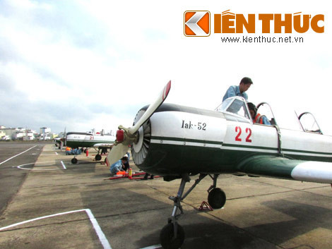 Chuẩn bị cho phi công học viên thực hiện bài bay đơn.