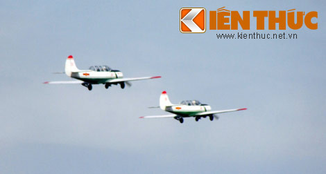 Biên đội Yak-52 với 2 phi công học viên thực hiện bài bay đơn.