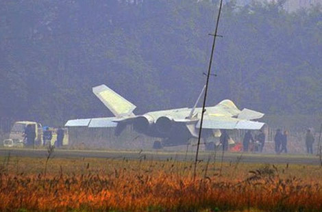 J-20 2001 được cho là dùng loại động cơ mới khác với các mẫu thử trước đây.