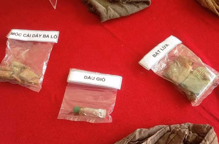 ... đến cái bật lửa, chai dầu gió mẹ gửi cho con... nằm cùng xương thịt các anh trong lòng đất được tìm thấy khiến ai chứng kiến cũng tuôn trào nước mắt.
