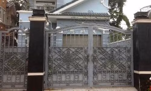 Căn biệt thự của chị A. khóa kín từ cổng rào...