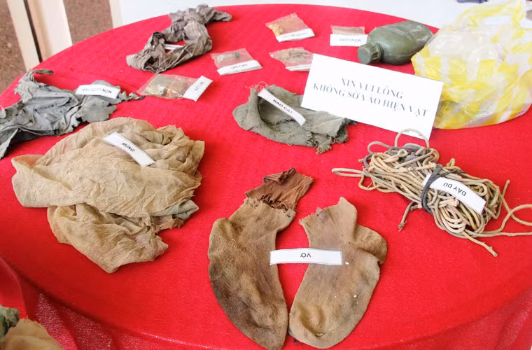 Những di vật bình dị như chiếc vớ, chiếc khăn, mùng, nón, chiếc quần đùi, khăn choàng...