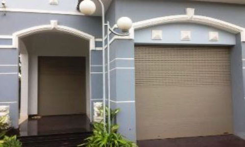 ...đến tận cửa trong nhà, cửa trên lầu.