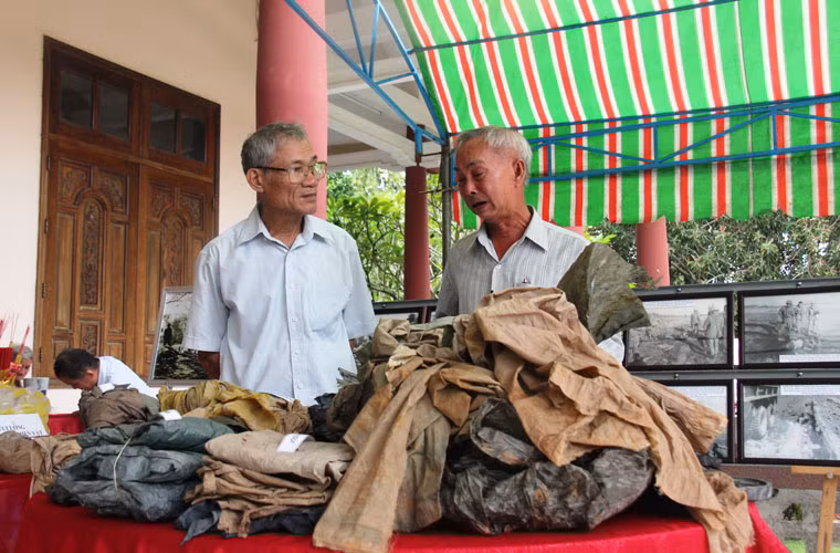 Một cụ già đã khóc khi nhìn lại di vật của các Anh hùng liệt sĩ.