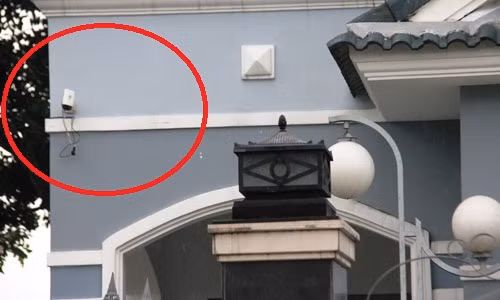 Nhìn qua màn hình camera, chị A. hoảng sợ khi thấy con gái và gã thanh niên leo rào vào sân nhà nên điện báo bảo vệ KDC.