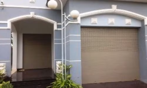 ...đến tận cửa trong nhà, cửa trên lầu.