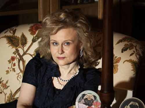 6. Daria Dontsova - diễn viên người Nga đã trải qua ung thư vú vào năm 46 tuổi. Bà đã viết sách kể về cuộc chiến đấu chống lại căn bệnh ung thư vú của mình để xua đuổi những ý nghĩ khủng khiếp về cái chết đang đến gần. Bà Dontsova phát hiện ung thư vú ở giai đoạn 4 và không ai còn tin vào việc chữa lành. Bác sĩ cũng đã đầu hàng, chỉ có bà đấu tranh với căn bệnh bằng nỗ lực của bản thân.