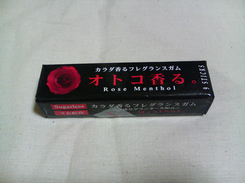 6. Kẹo cao su giúp bạn có mồ hôi hương hoa hồng. Ăn kẹo cao su này xong, bạn sẽ có mùi mồ hôi như hương hoa hồng. Đó là những gì mà hãng sản xuất loại kẹo cao su Otoko Kaoru của Nhật khẳng định với khách hàng. Món kẹo này bán rất chạy tại đất nước này.