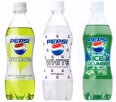 4. Nước uống Pepsi vị độc đáo. Ngay cả những thương hiệu đồ uống lớn như Pepsi khi tới Nhật Bản cũng phải bổ sung những hương vị kỳ quái để phục vụ thị hiếu khách hàng nơi đây. Ngoài hương vị quen thuộc của hãng, đến Nhật, du khách có thể thưởng thức Pepsi vị tía tô, dưa chuột, sữa chua…