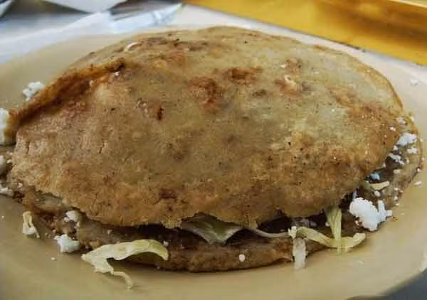 6. Gorditas. Loại bánh này được làm từ những miếng bánh bột ngô dạng vòng, nướng cho đến khi hơi phồng lên rồi cho các loại rau củ và thịt vào bên trong để làm nhân. Nhân bánh gorditas là các loại thịt bò, lợn bằm cùng các loại rau, củ như khoai tây, đậu, ớt màu sắc và hấp dẫn. Ở một số vùng ở Mexico bánh còn có hình bầu dục. Bánh gordisa thường được sử dụng như món ăn trưa và được ăn kèm với sốt salsa.