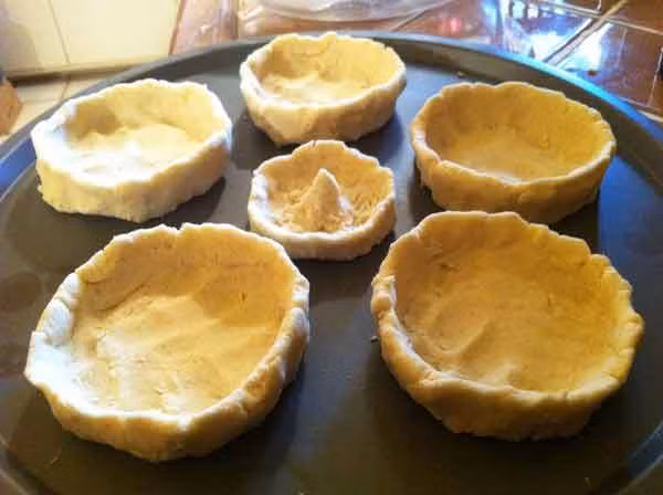 5. Sopes. Đây là những chiếc bánh được làm từ vỏ bánh ngô có đường kính khoảng 3 hoặc 4,5 cm được nặn bằng tay và nướng chín. Món ăn này thường được sử dụng làm món khai vị. Sope thông thường có nhân đậu, pho mát, hành tây, rau kèm lớp nước sốt salsa.