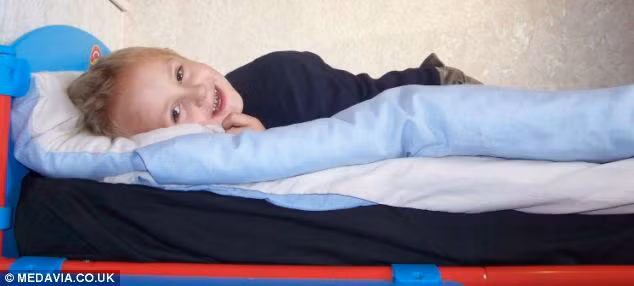 Ryan được chẩn đoán mắc bệnh ung thư trong tháng 10/2009 sau khi các bác sĩ phát hiện một khối u quấn quanh cột sống của bé.