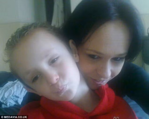 Năm 2011, bé trai này đã trải qua ca phẫu thuật lần hai để cắt bỏ những khối ung thư, trong đó có một khối bọc xung quanh một trong những xương sườn của Ryan.