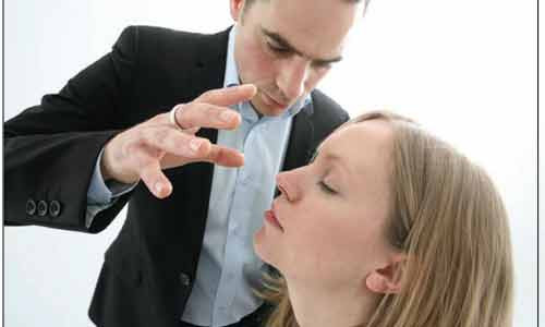 8. Thôi miên. Một chuyên gia thôi miên có thể giúp bệnh nhân đối phó với các vấn đề cả về thể chất và tâm lý, đặc biệt nó cũng giúp giảm bớt cơn đau. Các bác sĩ chuyên khoa chỉ đơn giản là nói chuyện với bạn trong một điệu nhạc nhẹ nhàng và họ hướng dẫn bạn đi vào một trạng thái thư giãn cao độ.